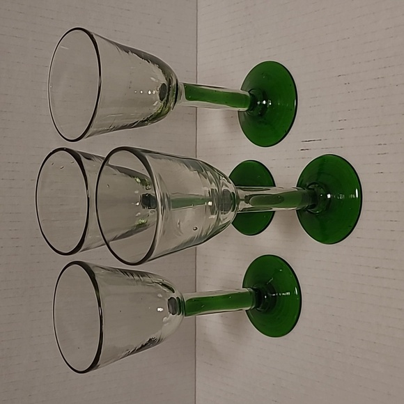 Set of 4 Handblown Green Stemmed Wine Glasses - Picture 2 of 16